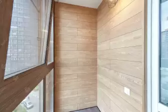 Отделка балкона ламинатом с утеплением и остеклением Рехау 