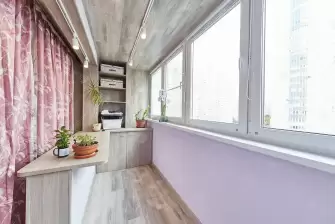 Объединение балкона с комнатой с отделкой и остеклением