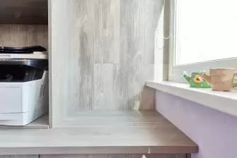 Объединение балкона с комнатой с отделкой и остеклением