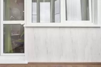 Отделка балкона в новостройке с эркерным остеклением Рехау 