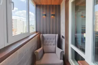 Отделка балкона декоративными рейками