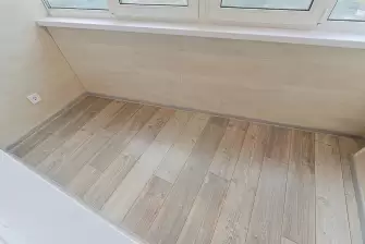 Отделка балкона ламинатом с боковым окном