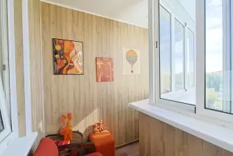 Отделка ПВХ панелями и холодное остекление на балконе