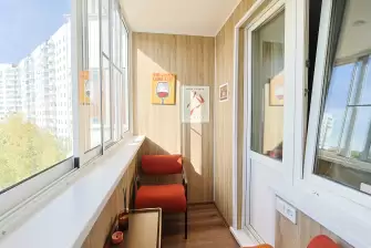 Отделка ПВХ панелями и холодное остекление на балконе