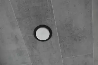 Отделка балкона ламинатом с террасной доской на полу