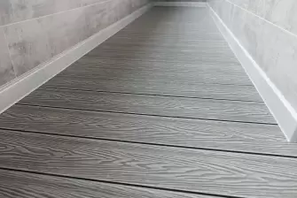 Отделка балкона ламинатом с террасной доской на полу