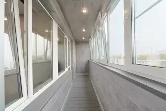 Отделка балкона ламинатом с террасной доской на полу