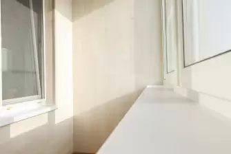 Отделка балкона ламинатом в светлых тонах