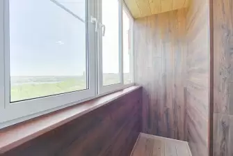 Остекление и отделка балкона Лодочка