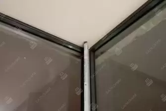 Отделка стен и потолка балкона в квартире ПВХ панелями