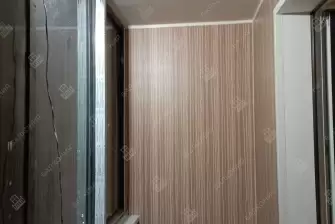 Отделка стен и потолка балкона в квартире ПВХ панелями