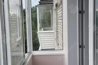 Холодное остекление PROVEDAL и отделка балкона ламинатом 33 класса.