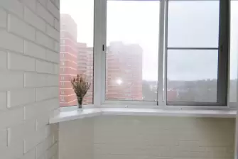 Отделка балкона Лодочка под ключ с холодным остеклением