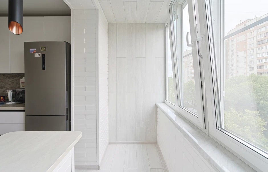 Объединение балкона с кухней и отделка стеновым паркетом