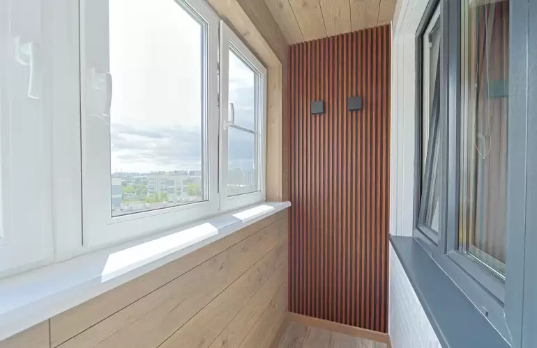 Дизайнерская отделка рейками балкона