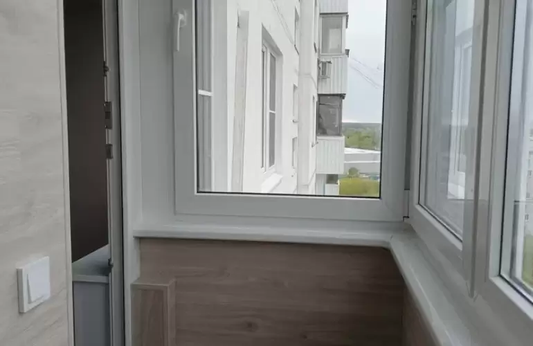 Отделка Г-образной лоджии кварцвинилом